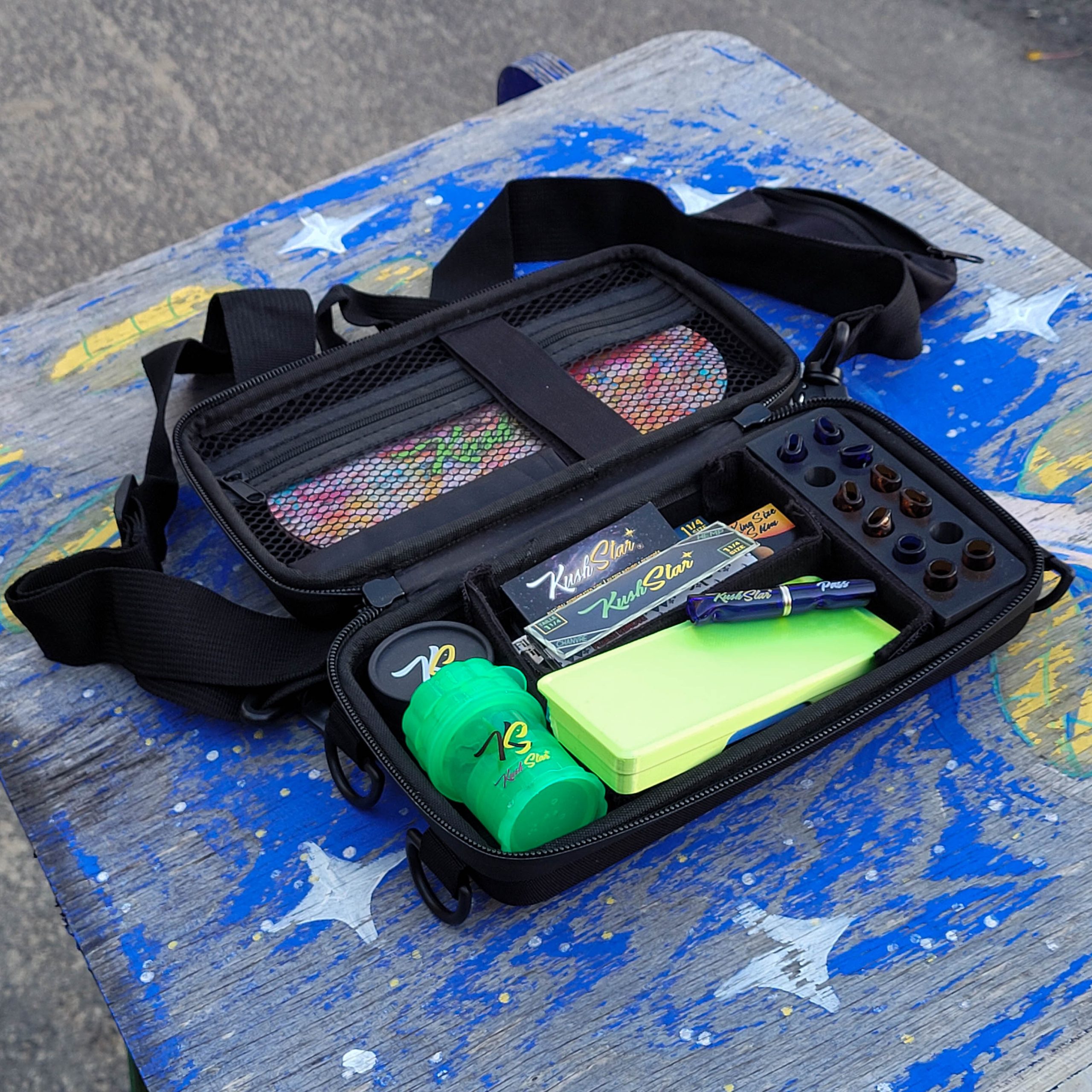 Deluxe Rolling Kit - Smell proof bag with all accessories to roll and share joints
