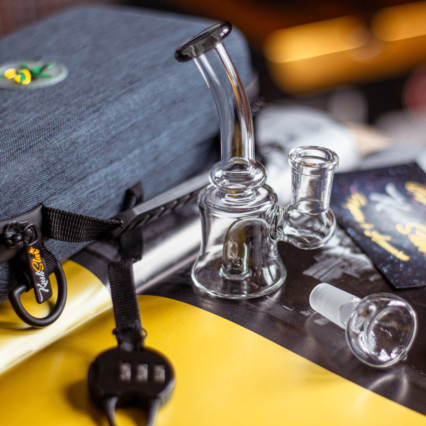 Deluxe Glass Kit - Include a bong, a flower bowl and a dab banger into a smell proof and lockable pouch