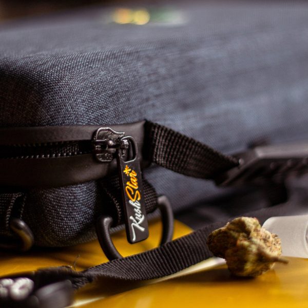 Deluxe Glass Kit - Include a bong, a flower bowl and a dab banger into a smell proof and lockable pouch - Image 6