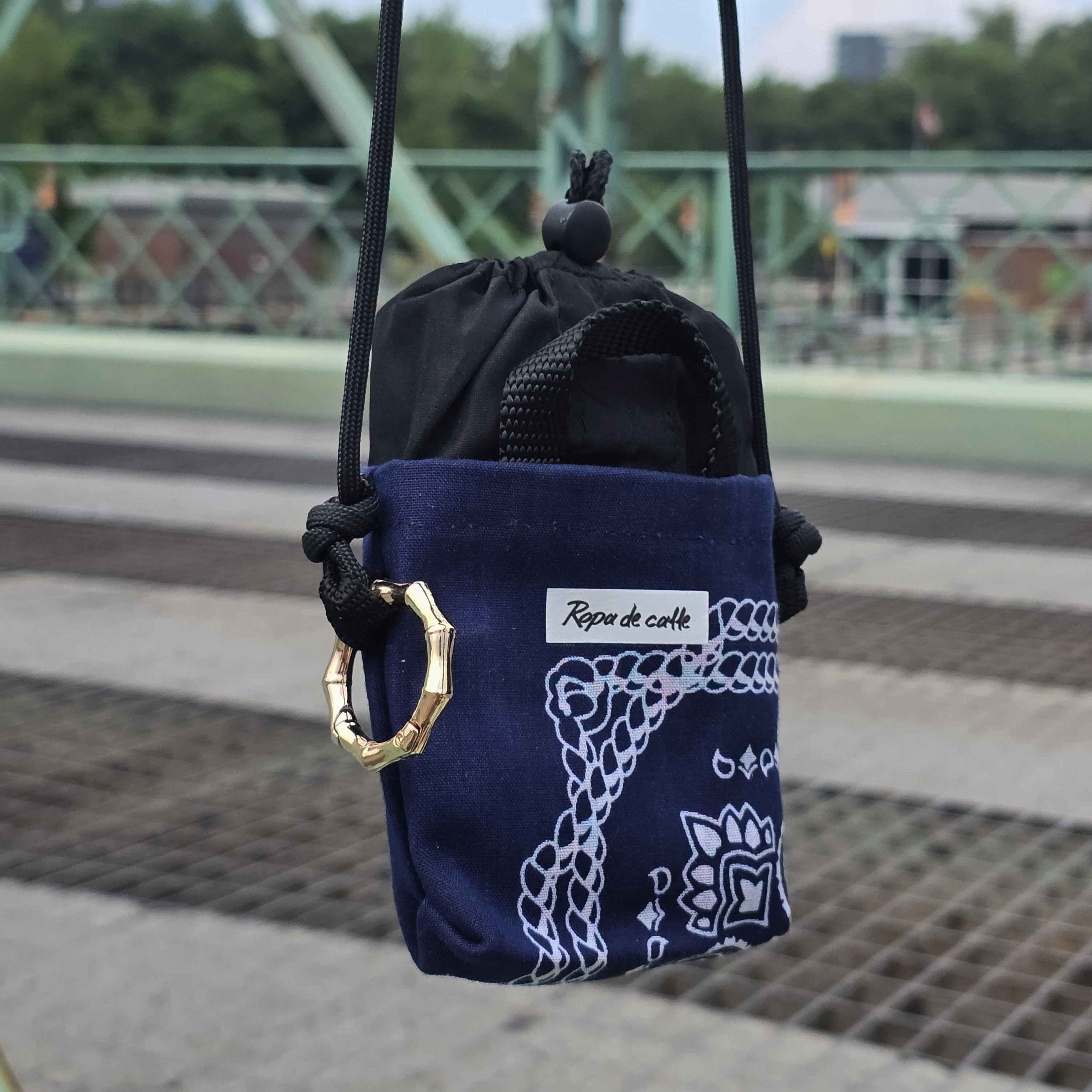 Handmade Portable Pouch Kit with Shoulder Lace. Comes with a 3D-Printed Case and a King Size Slim + Tips Booklet