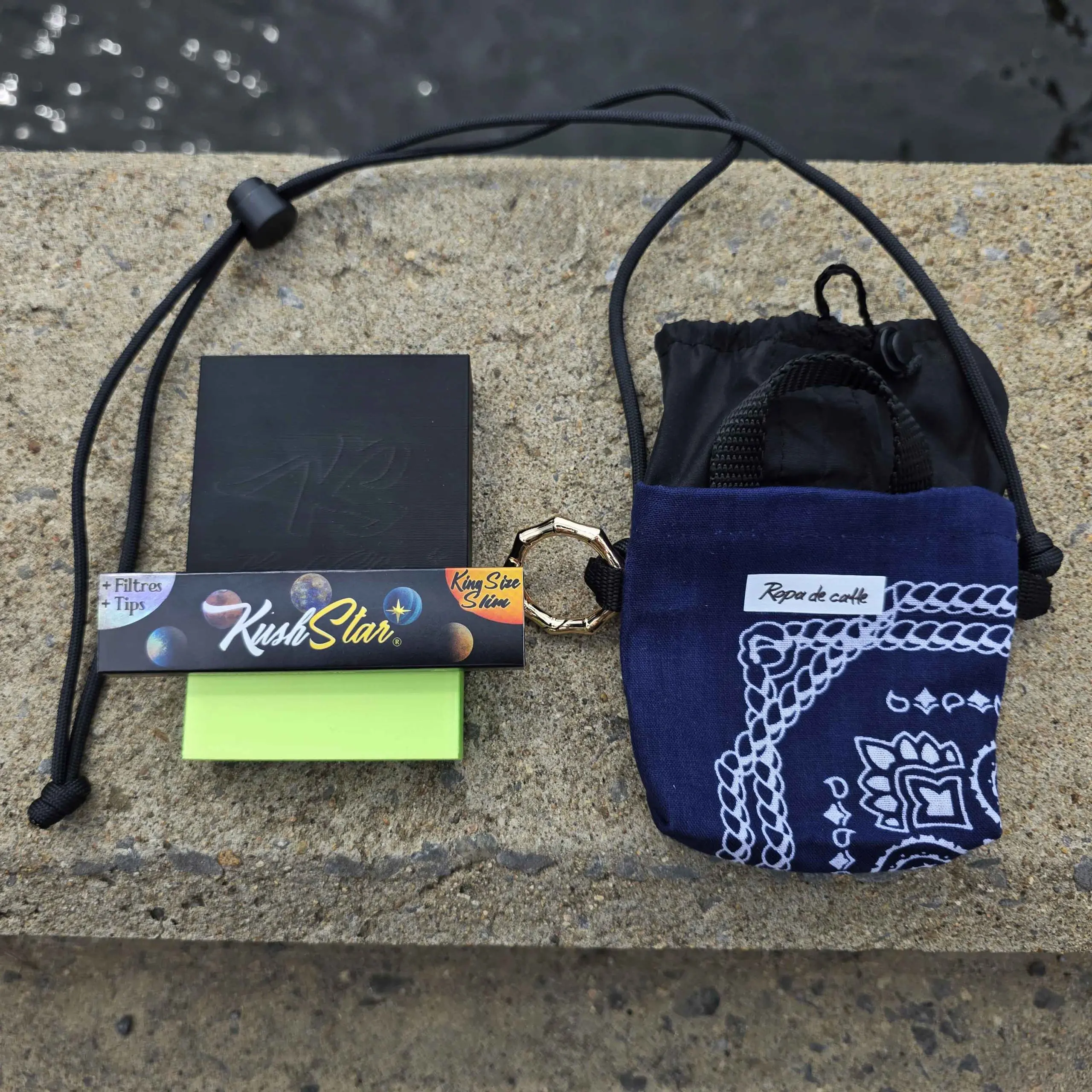 Handmade Portable Pouch Kit with Shoulder Lace. Comes with a 3D-Printed Case and a King Size Slim + Tips Booklet